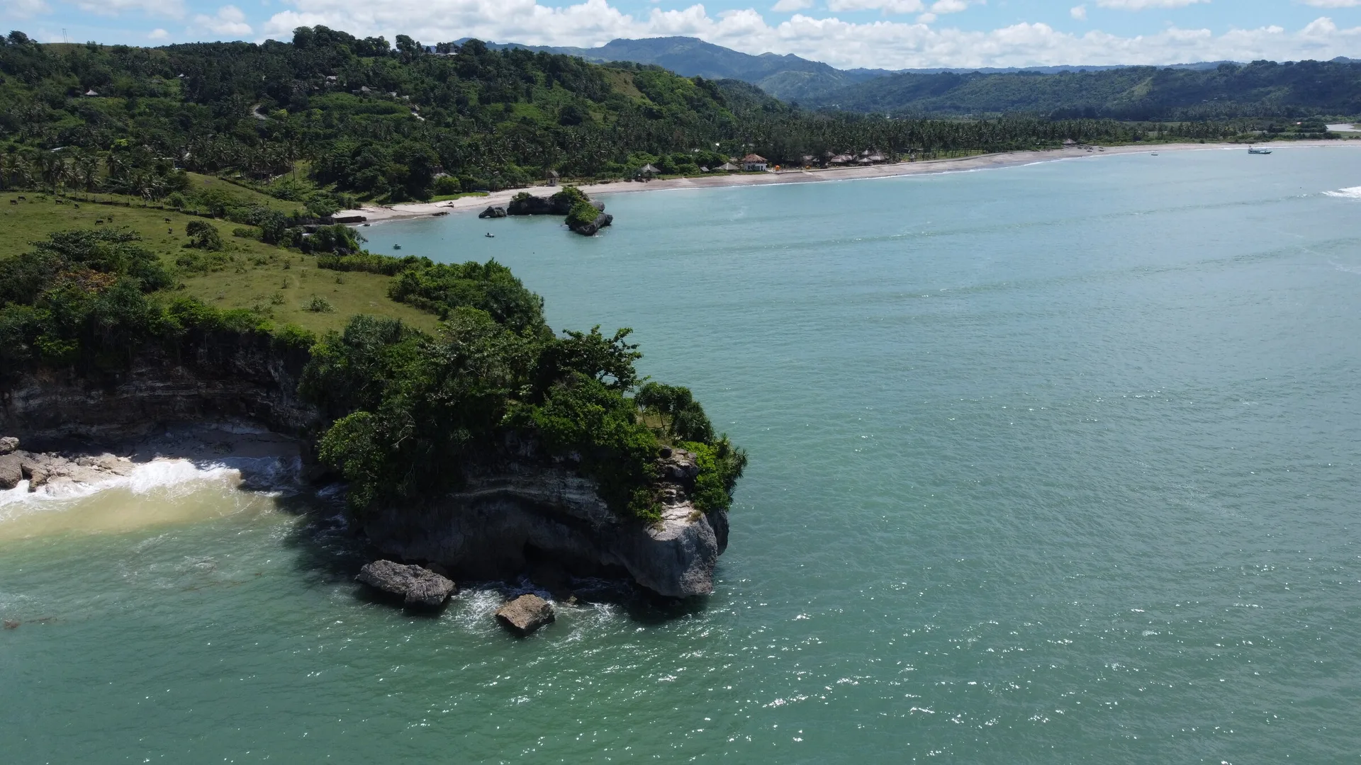 Rocky cove and waves along the Kerewe coastline