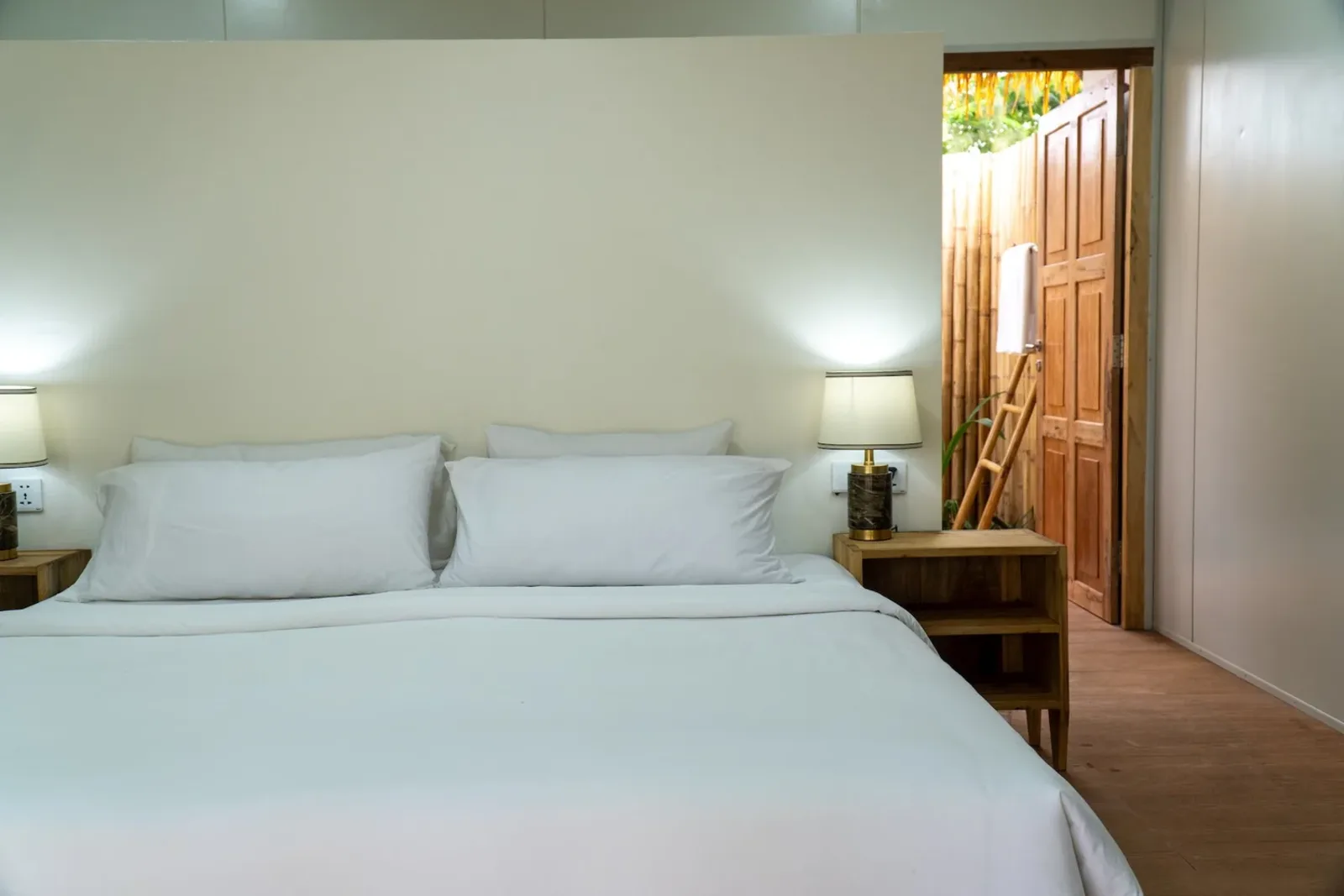Villa Tiga, king bed with crisp linen